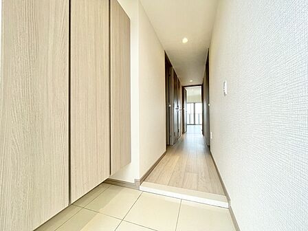 リビングの大きな窓まで突き抜けるような玄関から続く開放的な廊下
