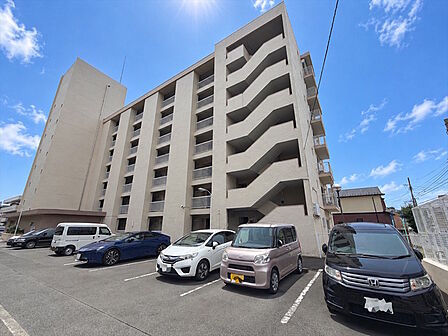 青々としたお空がとても気持ち良いですね。南向きの陽当り良好な2LDKマンションのご紹介です。明るい住宅は自然と気持ちまで明るくなってきそうです。