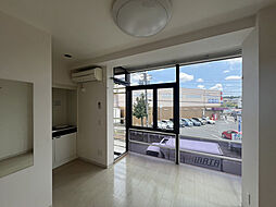 べアーレ 1階ワンルームのリビング/ダイニング