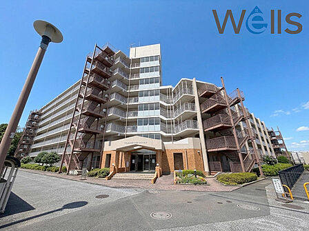 総戸数400戸超の大規模マンション。バス停徒歩2分で通勤・通学も便利な立地です。