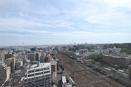 周辺に高い建物がなく、開放感を堪能できる15階からの景色。天気の良い日には、横浜ならではの美しい街並みや遠くの景色まで一望できます。