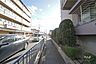 周辺：敷地の東側前面道路(北側から)