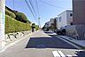 その他：物件の北側前面道路（西側から）［2024年10月13日撮影］