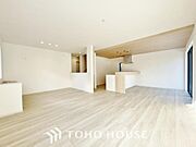 家族の暮らしに思いを馳せて、日常のワンシーンを表現したリビングダイニング。