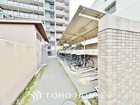 広さがしっかり確保された敷地内駐輪場。かさ張る自転車も安心して停めることができます。