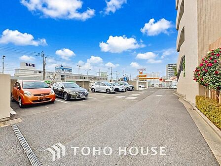 敷地内駐車場。(空き状況、料金等はお気軽にお問い合わせください。)