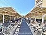 設備：広さがしっかり確保された敷地内駐輪場。住まう方々に不便を感じさせないような、本邸宅の建築士の配慮が垣間見えます。