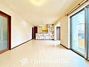 光が降り注ぐ広々リビングは、家族の笑顔が溢れる空間。豊富な収納でいつもすっきり片付き、お子様とのびのび過ごせます。