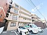 外観：みんなが街探しのポイントにしているのは何。　第1位は過半数が支持した納得の 「交通の利便性」。続いて3割以上の人が「住環境」と「公園、緑地の充実」です。