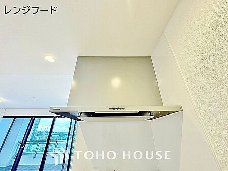 流行りのスリムタイプレンジフード。スタイリッシュな見た目はインテリアとしても高い人気がある型です。