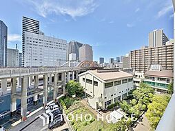 星空が地上に映りこむかのような夜景のきらめきまで、この街ならではの美しい風景の物語が室内に展開。