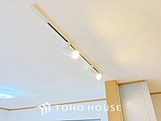 リビング、玄関、廊下、トイレ、洗面脱衣室等の共用スペースの照明を完備致しました。