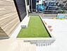 その他：住みながらお庭を持つ。そんな贅沢が実現する戸建。日当たりも良く、家庭菜園や植栽を育てるのに適したお庭はこれからの生活に緑という癒しを与えてくれます。