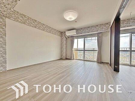 (※家具消し加工有・居住中)家族皆が集まる場所だからこそ、アクセントクロスを採用し、飽きの来ないデザイン性溢れる使い勝手のいいリビングとなっております。