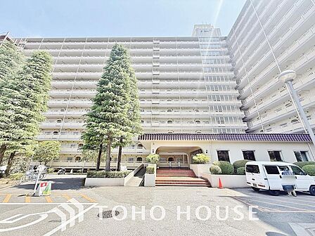 「ファミール南常盤平」1979年竣工、13階建て総戸数257戸の大規模マンションです。「新八柱駅」「八柱駅」2駅利用可能でアクセス良好な好立地。周辺環境も充実しており、お買い物も便利です。