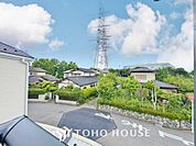 星空が地上に映りこむかのような夜景のきらめきまで、この街ならではの美しい風景の物語が室内に展開。
