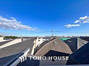 頬をなでる優しい風を感じることができ、つい深呼吸をしたくなる眺望です。陽光に愛され、環境に恵まれ、家族に包まれた邸宅は、どんなに月日が経っても色褪せる事なく輝き続けます。