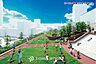 その他：開放感あふれる敷地内公園。マンション内という安心の環境で子どもたちがのびのびと遊べる、子育て家族に嬉しい憩いの空間