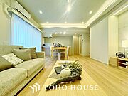 光が注がれる青い空から鮮やかに赤色にゆっくりと染まる。そんな優しい時間がここでは流れてゆく。