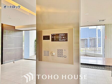 集合住宅のエントランスには住戸内部と通話できるモニター付きのインターホンが設置されています。