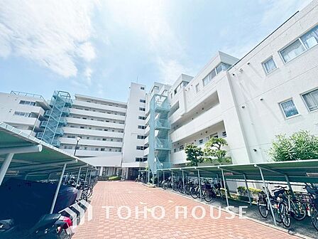 四季折々の変化を楽しめる心地よい場所。時間の経過と共に味わいが出る素敵な空間へ。