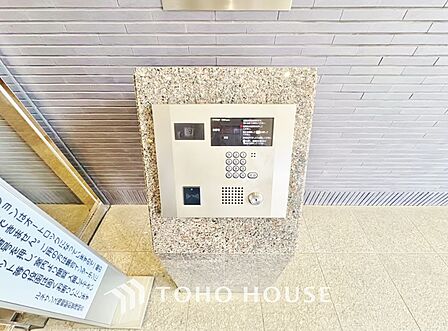 集合住宅のエントランスには住戸内部と通話できるモニター付きのインターホンが設置されています。