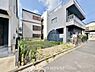 外観：街並みの風景に包み込まれながら、瀟洒な印象も湛えて佇む邸宅を建築いたします。