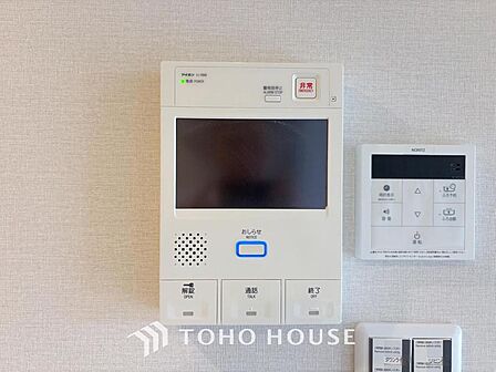 誰が来てもわかる様にモニター付きインターホンを設置。家事導線を考慮した個所に設置し、防犯性と利便性に優れ快適と安らぎを合わせた優しい設計。