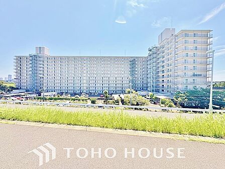 1983年竣工、11階建て総戸数293戸の大規模マンション。新耐震基準適合、SRC造の高い耐震性と耐火性を持ちます。マンション室内から眺める開放的なリバービューも魅力です。
