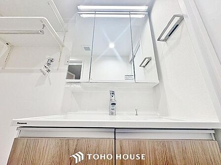 身だしなみのチェックがしやすい大きな鏡、下には収納がたっぷり。スッキリとした空間を演出いたします。