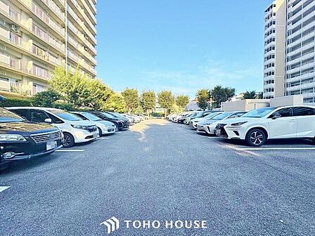 「ご自慢の愛車も駐車できます」ゆったりとした駐車スペースを確保いたしましたので、大きめのお車でも駐車可能です。