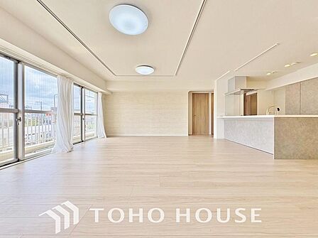 「暖かい陽ざしが差込む」「1日中自然光が差し込み明るい家」。それを実現するためバルコニーに最大限の開口をとり、太陽の位置に左右されることなく爽やかな明るさが実現されております。