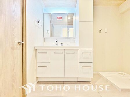 「シャワーヘッド付き洗面台」シャンプーするのはもちろんですが、お掃除もしやすく洗濯物や靴のつけ置きも出来て便利です。
