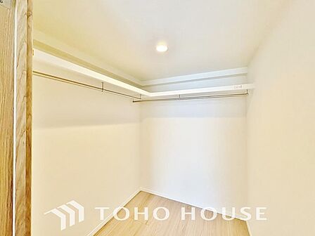 「広々ウォークインクローゼット付き」新居を構える事で、お荷物が多くなってしまいますが、本邸宅にはウォークインクローゼットがついておりますので、すっきりとした室内を演出する事が出来ます。