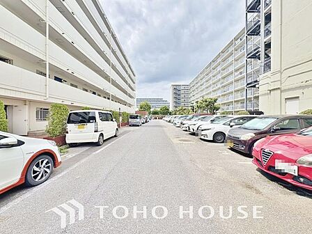 「確保された駐車スペース」近隣の駐車場まで歩く必要がありません。 子どもや高齢者がいる世帯では駐車場から自宅までの距離が短い方が便利かつ、お荷物を運ぶ際にも距離が短い事で気軽に買い物を楽しめます。