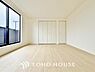 寝室：シンプルなお部屋は家具やファブリックが合わせやすいです。季節毎に模様替えをするのもいいですね。