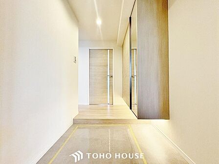 「開放的な玄関で」毎日みんなを見送り、そして迎え入れる場所だから。帰りたくなる家をテーマに設計した、自慢の玄関です。ご家族の『ただいま』『行ってきます』を交わすため大切な場所。