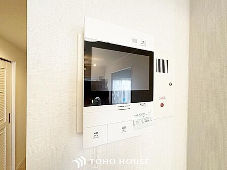 「見える安心」をカタチにしました。誰が来てもわかる様にモニター付きインターホンを設置。家事導線を考慮した個所に設置し、防犯性と利便性に優れ快適と安らぎを合わせた優しい設計。