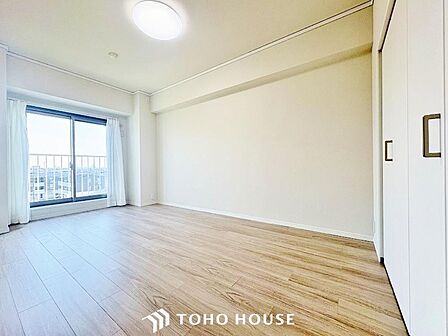 「明日の自分のために」心と体をゆったりと安らげる洋室。お部屋のゆとりが大きい分だけ、暮らしの安らぎは深まります。次の日を心地よく迎えたいから、頑張った自身の心と体を労わる設計へ。