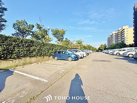 「ご自慢の愛車も駐車できます」ゆったりとした駐車スペースを確保いたしましたので、大きめのお車でも駐車可能です。