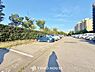 駐車場：「ご自慢の愛車も駐車できます」ゆったりとした駐車スペースを確保いたしましたので、大きめのお車でも駐車可能です。