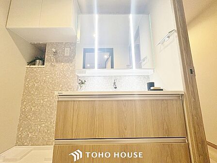 洗面台には三面鏡を採用。身だしなみを整えやすい事はもちろんですが、鏡の後ろに収納スペースを設ける事により、散らかりやすい洗面スペースをすっきりさせる事が出来るのも嬉しいですね。