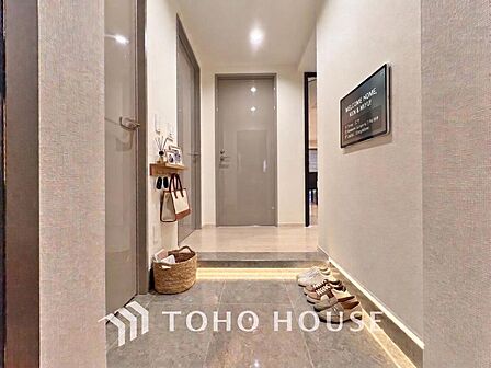 (※家具AI生成)毎日みんなを見送り、そして迎え入れる場所だから。帰りたくなる家をテーマに設計した、自慢の玄関です。ご家族の「ただいま」「行ってきます」を交わすため大切な場所。