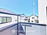 周辺：頬をなでる優しい風を感じることが出来るバルコニー。つい深呼吸をしたくなる気持ちの良い眺望です。