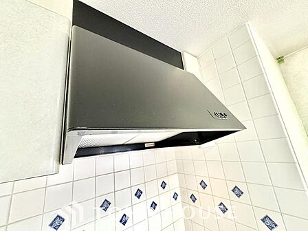 (※レンジフード新規交換)一般的にかなり普及しているレンジフードで「ブーツ型」や「スタンダード型」と表記されることがあります。空気の吸い込み口が広いため、換気性能に安定感があります。