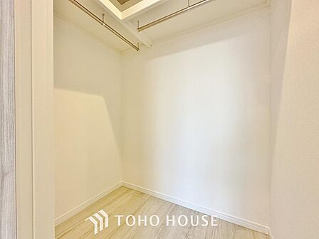 新居を構える事で、お荷物が多くなってしまいますが、本邸宅にはウォークインクローゼットがついておりますので、すっきりとした室内を演出する事が出来ます。