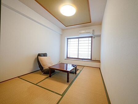 ◇落ち着いた雰囲気の和室。畳ならではの心地よさを感じながら、くつろぎの空間としてお使いいただけます。