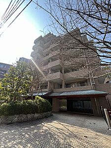 外観:【グランドメゾン赤坂弐番館】福岡市空港線「赤坂」駅まで徒歩11分の立地。エントランスにオートロックシステムが採用されたマンションです。5階部分・角住戸ならではの開放感が広がります。 外観:【グランドメゾン赤坂弐番館】福岡市空港線「赤坂」駅まで徒歩11分の立地。エントランスにオートロックシステムが採用されたマンションです。5階部分・角住戸ならではの開放感が広がります。