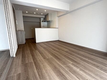ナチュラルカラーの床材と、清潔感のある白いクロスがマッチして、お部屋全体の明るさをより際立たせます。