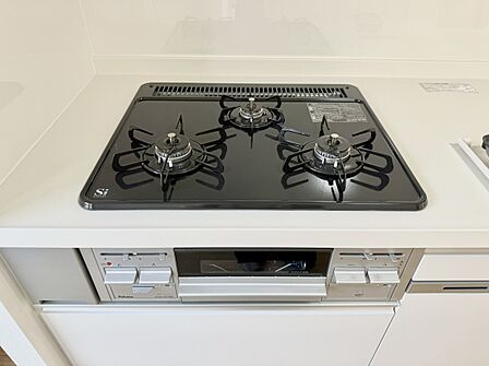 3口ガスコンロ付きのシステムキッチン。